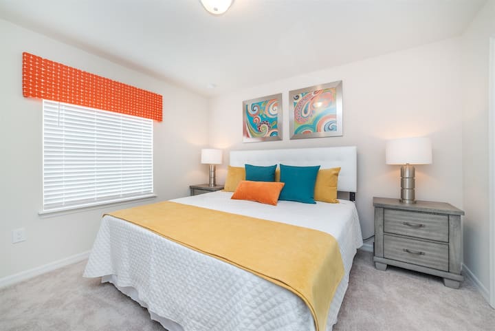 Chumba cha mfalme kinachoelekea kwenye bwawa