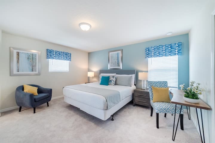 Ghorofa ya pili ya chumba cha kulala cha mfalme- dawati limebadilishwa na kitanda cha mtoto