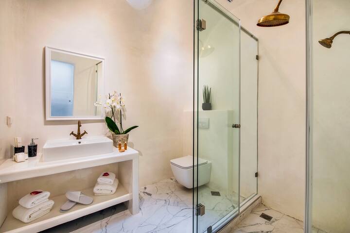 Fira 2-Bed Villa, Sleeps 4, Hot Tub & Pet Friendly gallery image 5