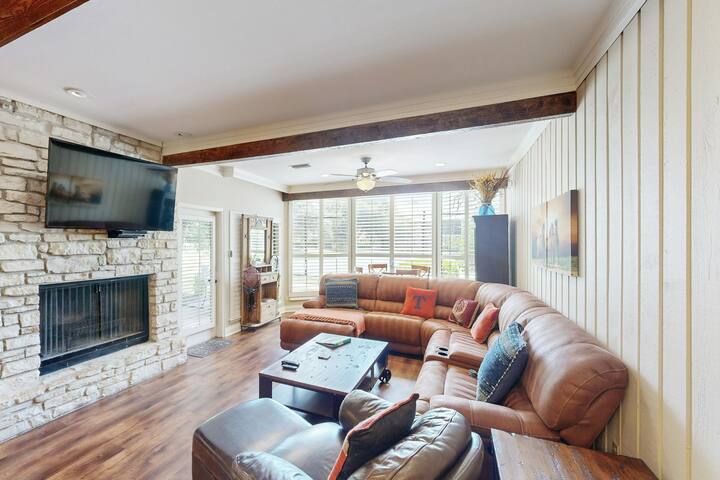 Lavish 4BR 1st-Floor | Patio | Pool | NoKitchen gallery image 5