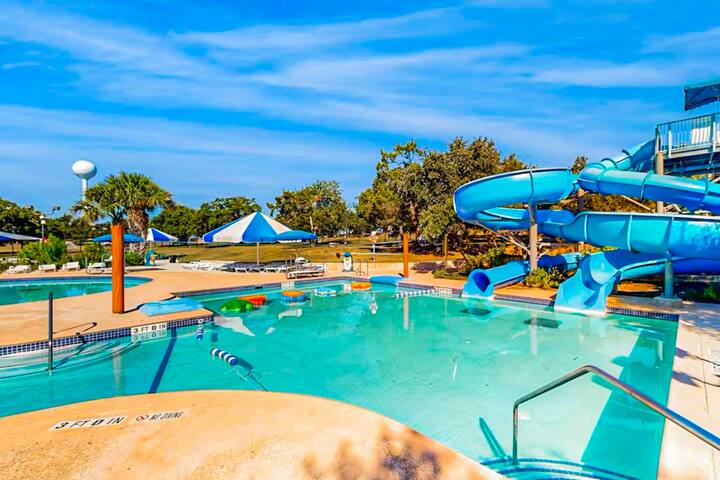 Lavish 4BR 1st-Floor | Patio | Pool | NoKitchen gallery image 2