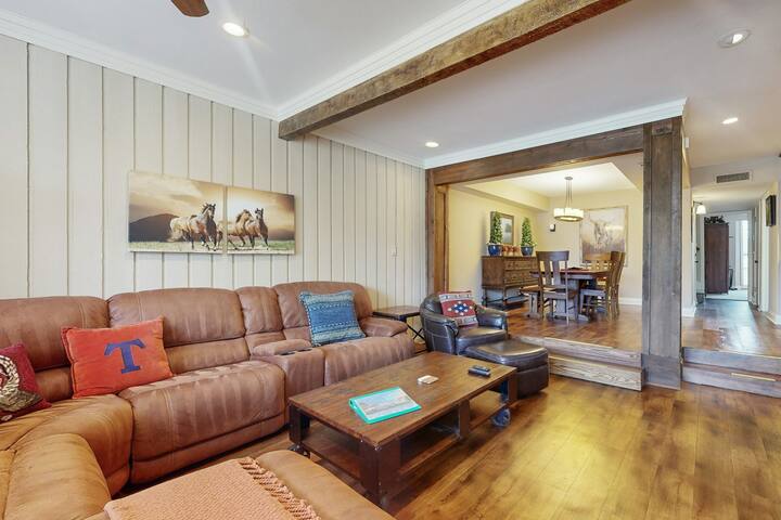 Lavish 4BR 1st-Floor | Patio | Pool | NoKitchen gallery image 4