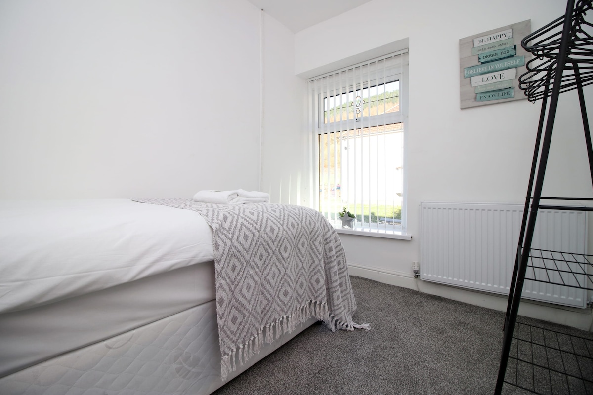 Jednolôžková spálňa s úložným priestorom a priestorom na zavesenie oblečenia