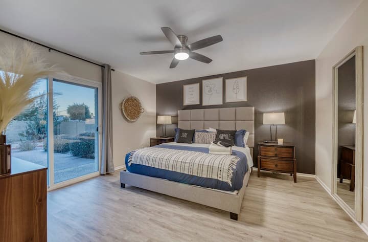 ห้องนอนใหญ่พร้อมเตียงขนาดคิงไซส์และห้องน้ำในตัว