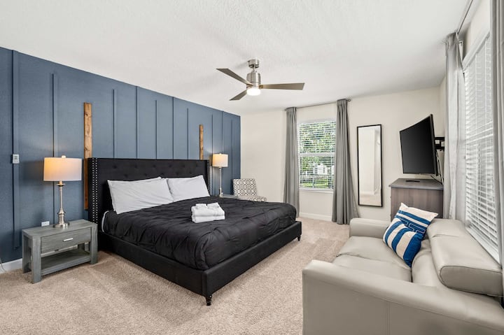 Брачен апартман бр. 2 на горниот кат со брачен кревет (широк 150-179 см) и приватна бања