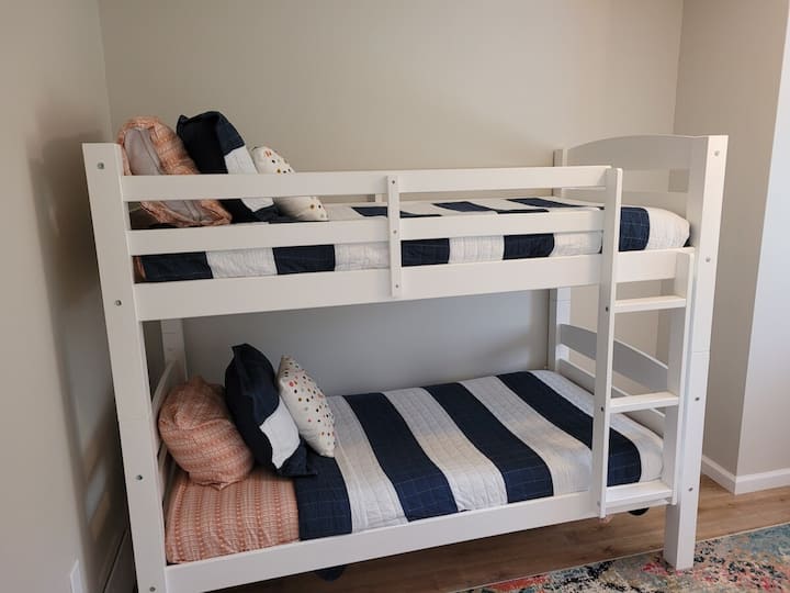 غرفة النوم رقم 3: تحتوي غرفة النوم رقم 3 على سرير مزدوج ومروحة سقف وخزانة ملابس وخزانة.