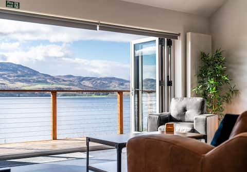 Holly Lodge | Loch Ness Waterfront + Hot Tub