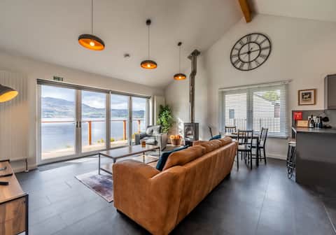 Cherry Lodge | Loch Ness Waterfront + Hot Tub