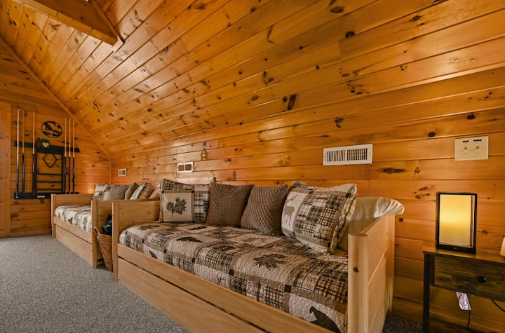 katika roshani ya mchezo, utapata vitanda pacha vinne