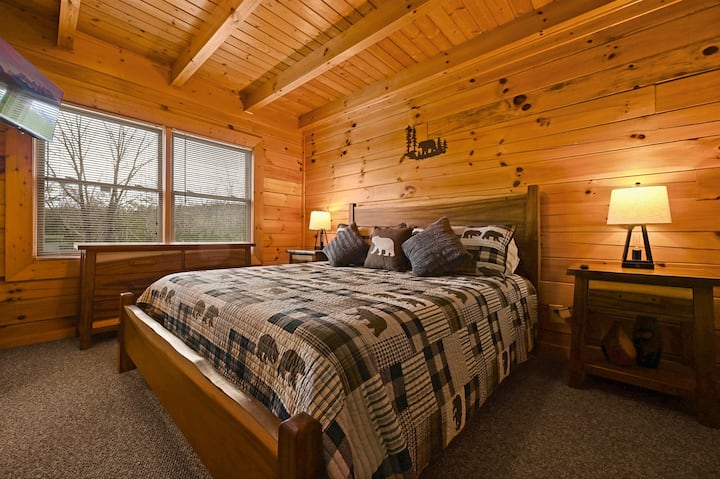 chumba hiki cha kulala cha mfalme kina bafu la karibu