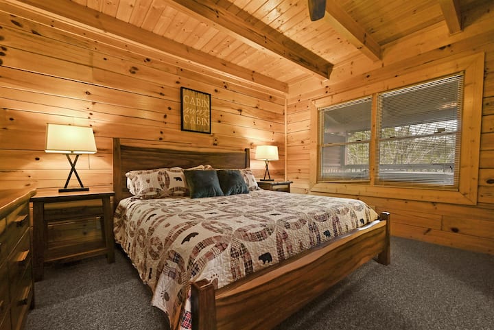 lala vizuri katika chumba hiki cha kulala cha mfalme na bafu la karibu