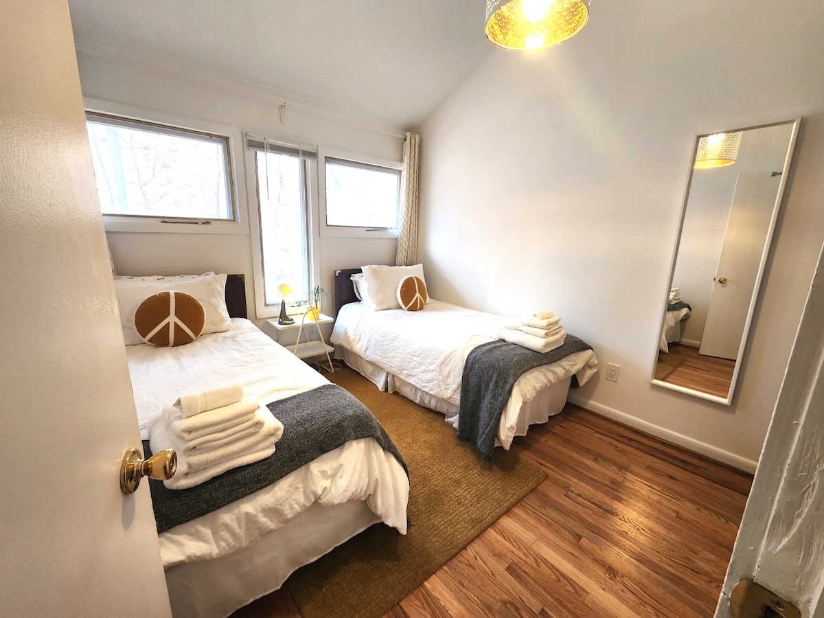 Ორი ორადგილიანი საწოლი - შესანიშნავია ბავშვებისთვის ან ორი ზრდასრულისთვის, რომლებსაც ოთახის გაზიარება სურთ! Მაღალი ჭერი და ღია კარადა. Ყველა საწოლს აქვს 100% -იანი ბამბის ზეწრები და საბნის გადასაფარებლები. 