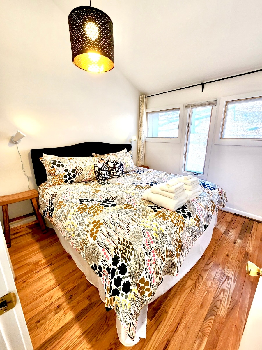 Მეორე დიდი საძინებელი მაღალი ჭერითა და ღია კარადათი. Ყველა საწოლს აქვს 100% -იანი ბამბის ზეწრები და საბნის გადასაფარებლები. 