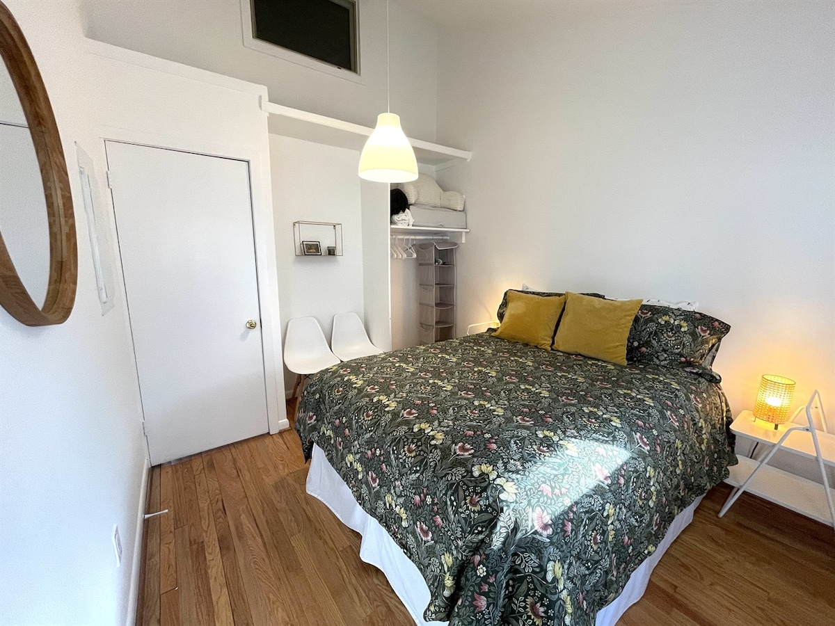 Დედოფლის საძინებელი მაღალი ჭერითა და ღია კარადათი. Ყველა საწოლს აქვს 100% -იანი ბამბის ზეწრები და საბნის გადასაფარებლები. 