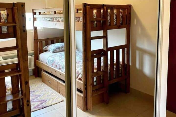 ארבע מיטות נפרדות בחדר השני.