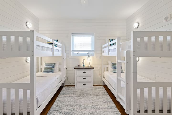 Les enfants adoreront la chambre superposée, chaque couchette ayant sa propre lumière à intensité variable et sa prise avec des ports de recharge USB.