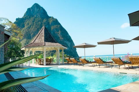 Luxury 5 bed villa with chef & housekeeper!