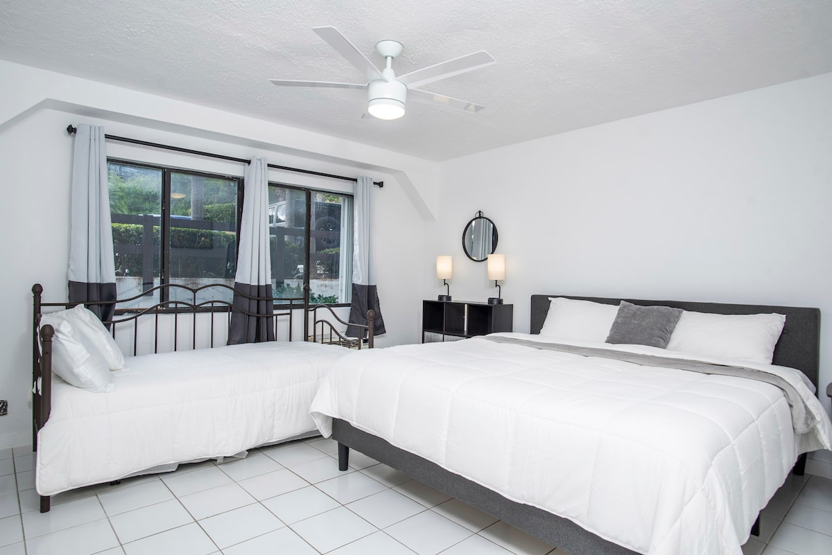 Druhá spálňa ponúka manželskú posteľ a postieľku s dvoma samostatnými matracmi. 