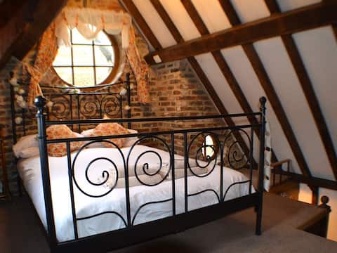 Popular Airbnb listing: Cottage Old dispensary room at Sanders Yard in Whitby