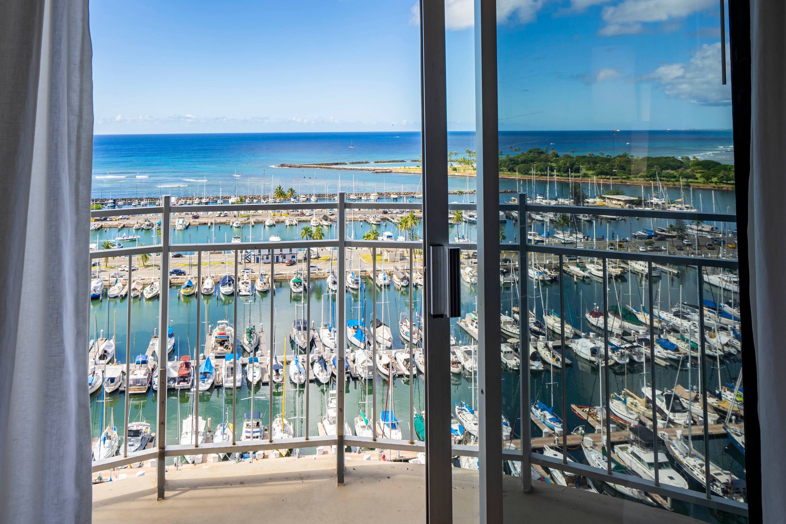 Condo in Honolulu · ★4.44 · 1 bedroom · 2 beds · 1 shared bath - Image 1