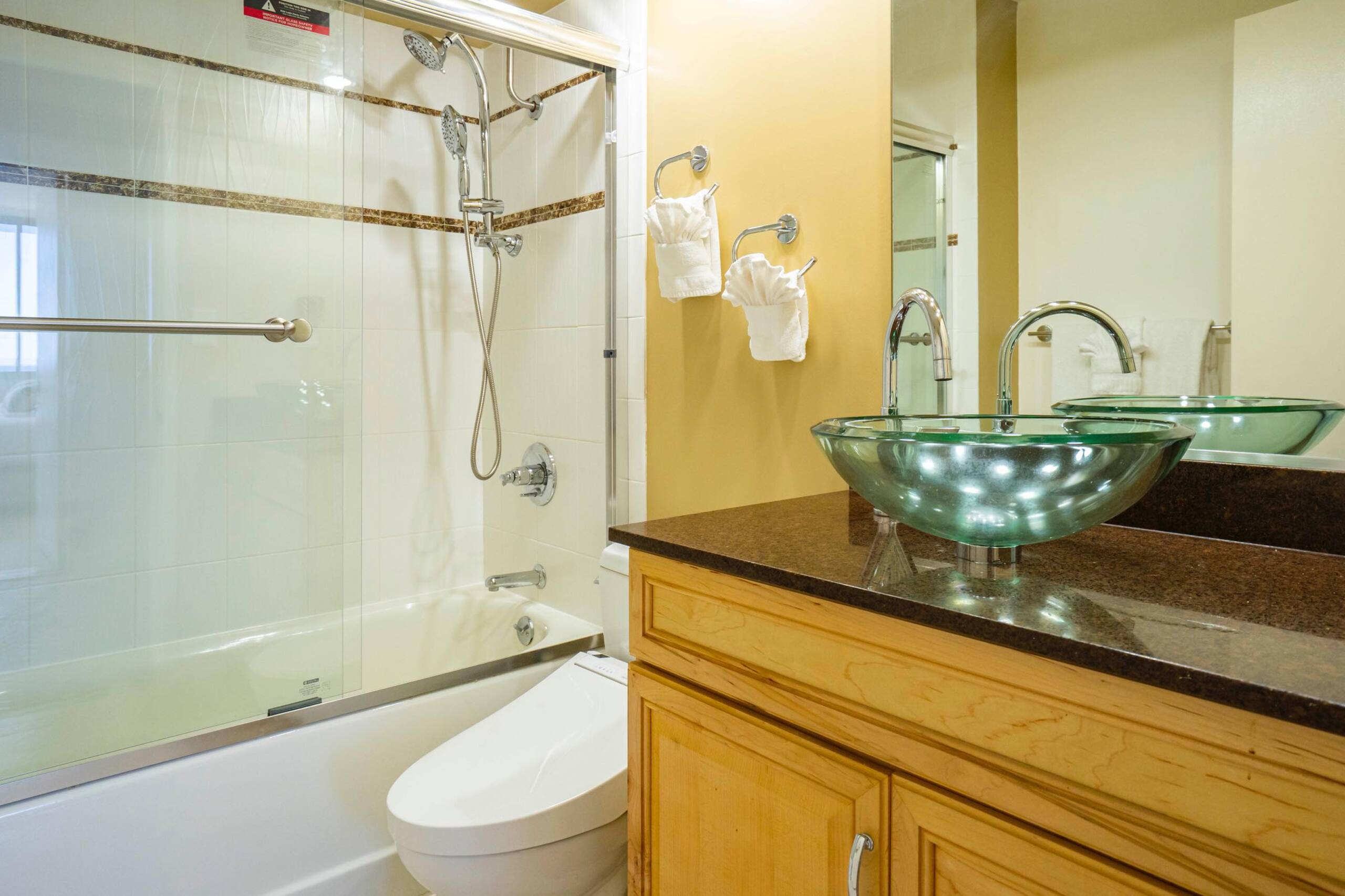 Condo in Honolulu · ★4.44 · 1 bedroom · 2 beds · 1 shared bath - Image 33