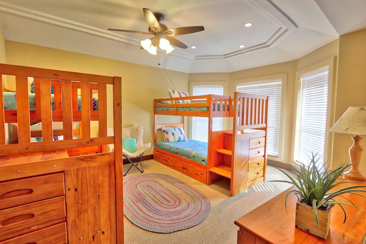 El dormitorio 4 tiene dos juegos de literas individuales.