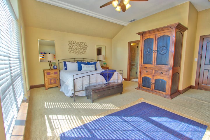 El dormitorio 2 tiene una cama tamaño king y baño privado.