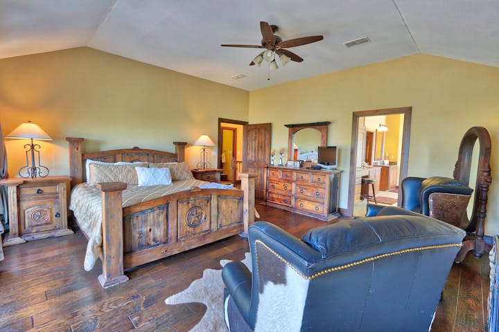 El dormitorio principal tiene una cama tamaño king y baño adjunto.