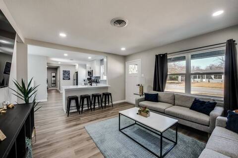 5BR-A/C-Full Kitchen-Smart TV-Backyard-Parking-BBQ