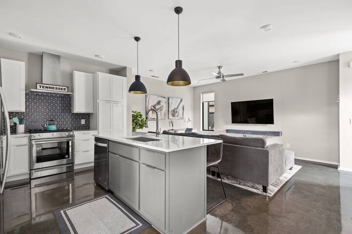 MD ~ Large Condo ~ Walkable to Restaurants / Bars gallery image 3