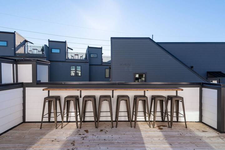 MD ~ Large Condo ~ Walkable to Restaurants / Bars gallery image 2