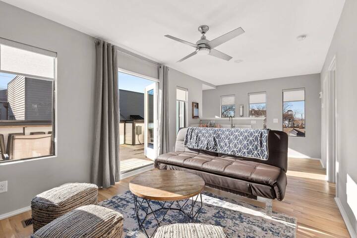 MD ~ Large Condo ~ Walkable to Restaurants / Bars