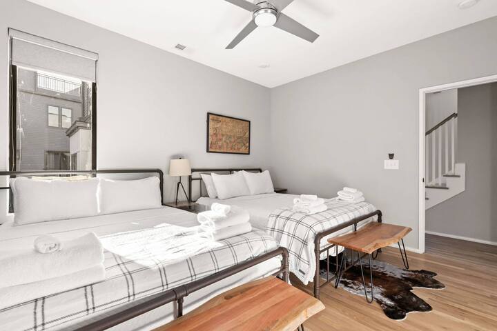 MD ~ Large Condo ~ Walkable to Restaurants / Bars gallery image 4