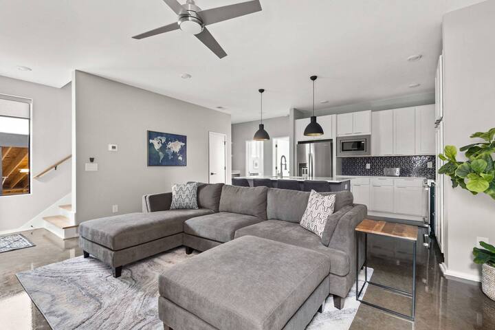 MD ~ Large Condo ~ Walkable to Restaurants / Bars gallery image 5