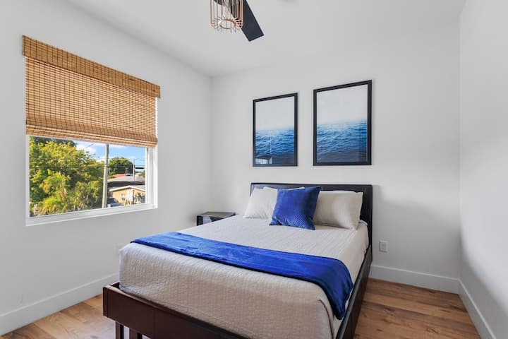 غرفة المحيط بسرير بحجم كبير