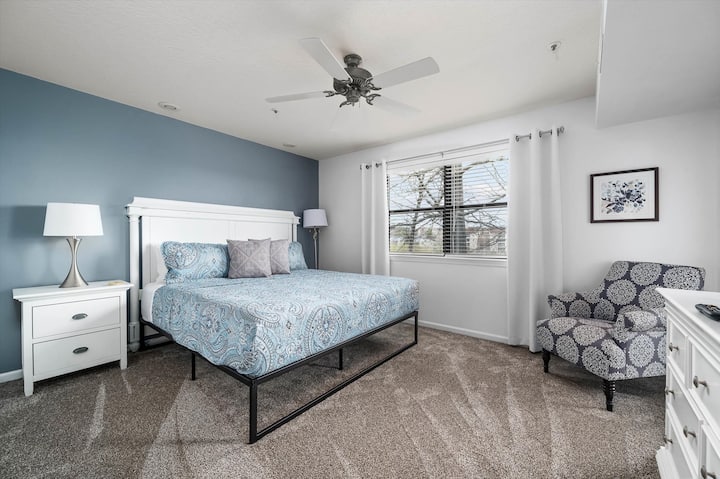 Amplio dormitorio principal, con cama King.