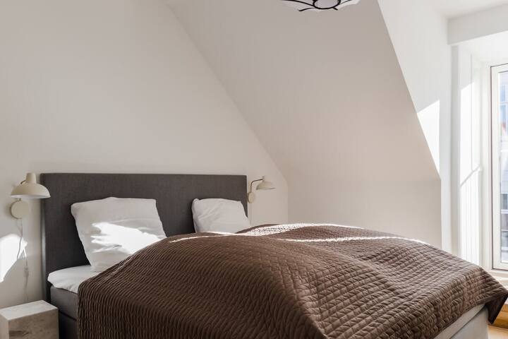 Sleek Top Floor 2BR Apt w/French Balcony in CPH C gallery image 2