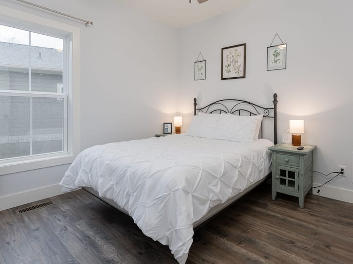 Kitanda cha ukubwa wa malkia katika chumba cha pili cha kulala