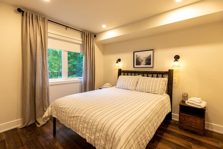 Chumba cha kulala cha Ukubwa wa Malkia wa Ghorofa Kuu (2)