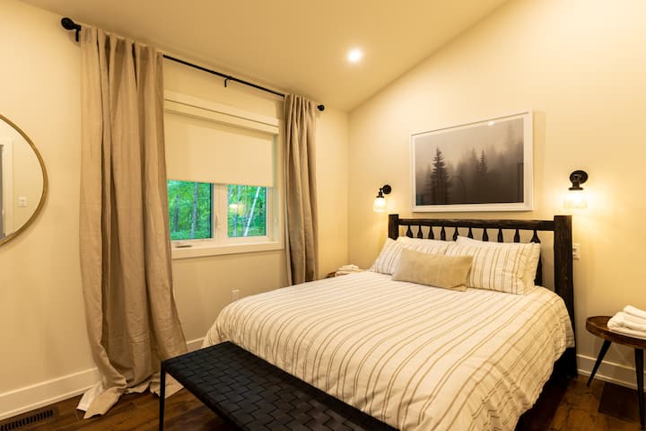 Chumba cha kulala cha Ukubwa wa Malkia wa Ghorofa ya Juu (chenye Bafu Kamili la Chumba cha kulala) (4)