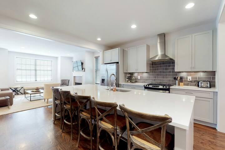 Designer 3BR | Balcony | Garage Parking | W/D gallery image 5