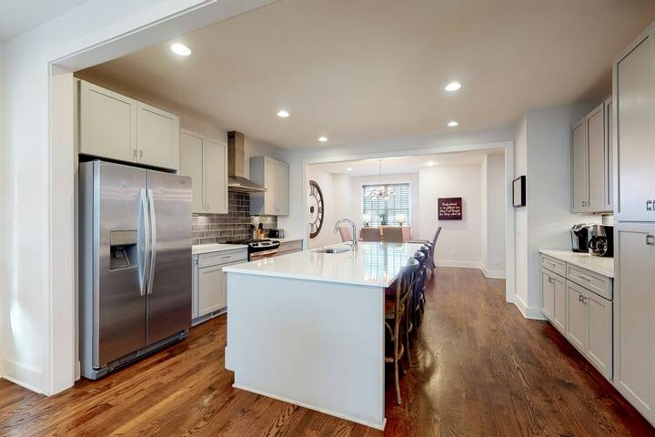 Designer 3BR | Balcony | Garage Parking | W/D gallery image 4