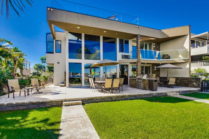 Mission Beach Villa • Bayfront w/ Rooftop Deck