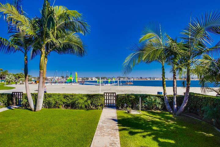 Mission Beach Villa • Bayfront w/ Rooftop Deck gallery image 3