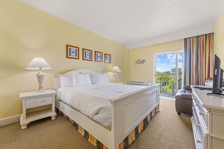 带加大双人床的卧室，可通往露台