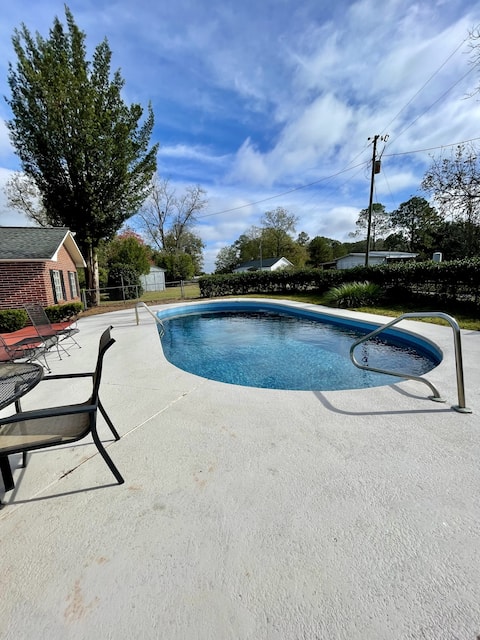 House-Family-Ensuite with Shower-Pool View-DeMott