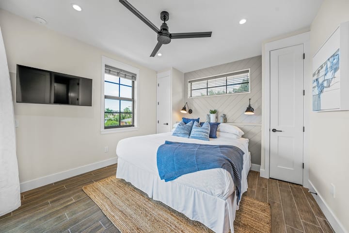 Chumba cha kulala cha Master 2-King, TV, Bafu ya Chumba cha Kuogea, Ufikiaji wa roshani