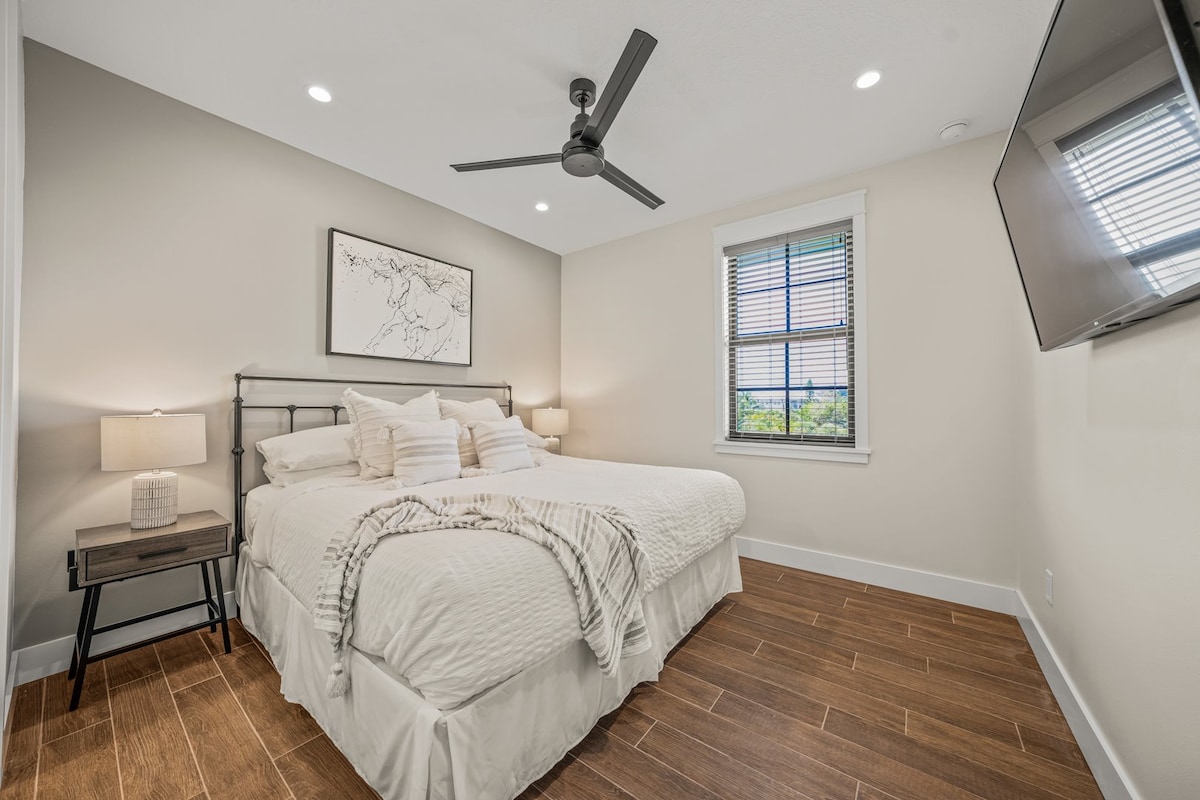 ห้องนอน 4 - เตียงคิงไซส์พร้อมห้องน้ำในตัว