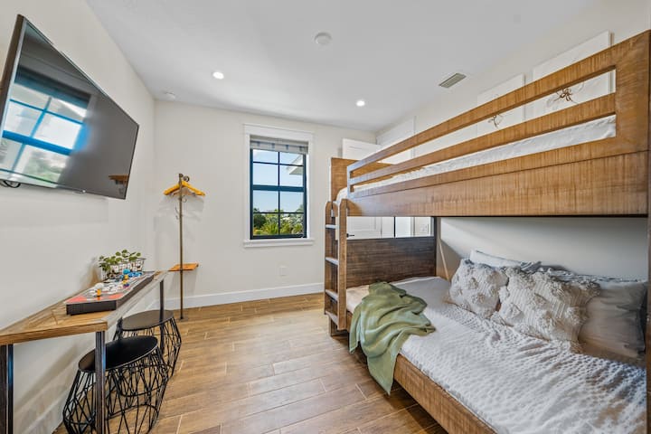 Chumba cha kulala 5 - Chumba cha ghorofa w/Bafu ya Chumba cha Kuogea