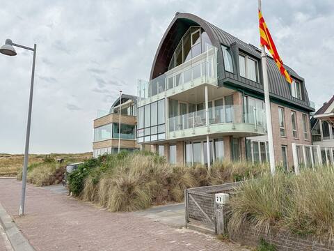 Apartment with balcony close to the sea